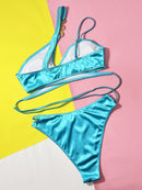 Conjunto de bikini cruzado con detalle de cadena