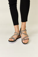 Sandalias de cuña con tiras y strass de Forever Link