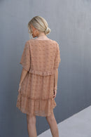Minivestido con cuello en V y mangas acampanadas con lunares suizos