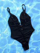 Maillot de bain une pièce plongeant à bretelles fines entrecroisées