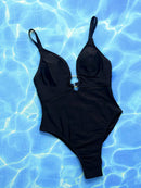 Maillot de bain une pièce plongeant à bretelles fines entrecroisées