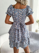 Minirobe fleurie à encolure en cœur et manches volantées