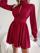 Mini robe trapèze à col roulé et découpes