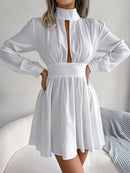 Mini robe trapèze à col roulé et découpes