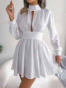 Mini robe trapèze à col roulé et découpes