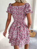 Minirobe fleurie à encolure en cœur et manches volantées