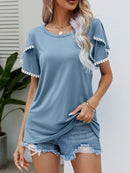 T-shirt à col rond et manches flottantes avec bordure à pompons