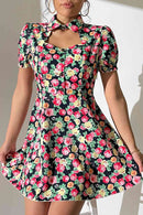 Robe fleurie à manches bouffantes et découpe boutonnée
