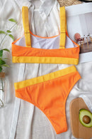 Ensemble de bikini à encolure dégagée et blocs de couleurs