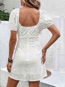 Robe à manches bouffantes et œillets avec nœud