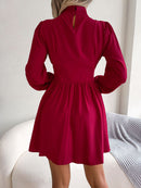 Mini robe trapèze à col roulé et découpes
