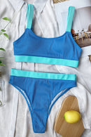 Ensemble de bikini à encolure dégagée et blocs de couleurs