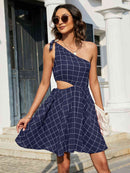 Robe découpée nouée à une épaule en grille