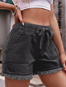 Short en denim à ourlet brut avec cordon de serrage