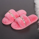 Pantuflas peludas informales para mujer con detalle de pedrería