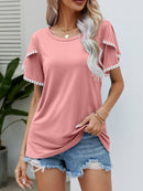 T-shirt à col rond et manches flottantes avec bordure à pompons