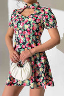 Robe fleurie à manches bouffantes et découpe boutonnée