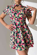 Robe fleurie à manches bouffantes et découpe boutonnée