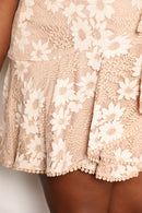 Vestido de encaje floral con detalle de pompón, cintura anudada y mangas acampanadas de Double Take