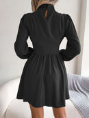 Mini robe trapèze à col roulé et découpes