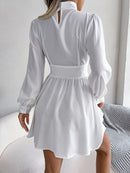 Mini robe trapèze à col roulé et découpes