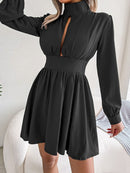 Mini robe trapèze à col roulé et découpes