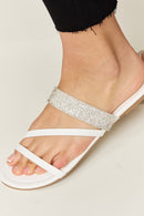 WILD DIVA - Sandales plates à lanières et strass