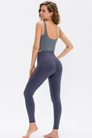 Débardeur actif court à encolure dégagée