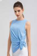 Camiseta sin mangas con cuello redondo y abertura