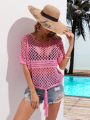 Cache-maillot à manches courtes et col rond découpé