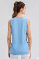 Camiseta sin mangas con cuello redondo y abertura