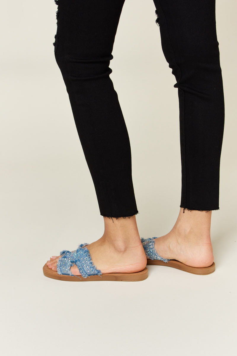 Sandales plates à bande en H en jean avec bordure brute Forever Link
