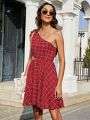 Vestido con recorte atado y un solo hombro de rejilla