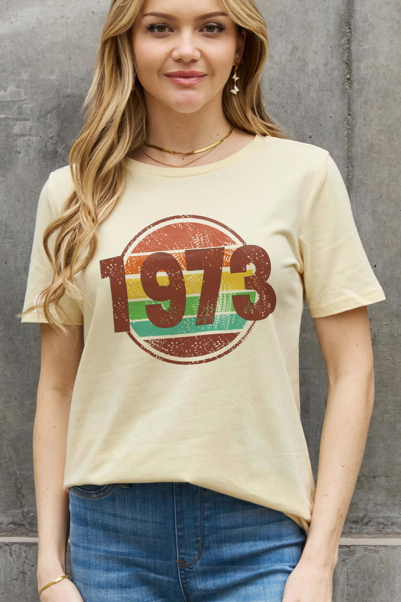 T-shirt en coton graphique Simply Love pleine taille 1973