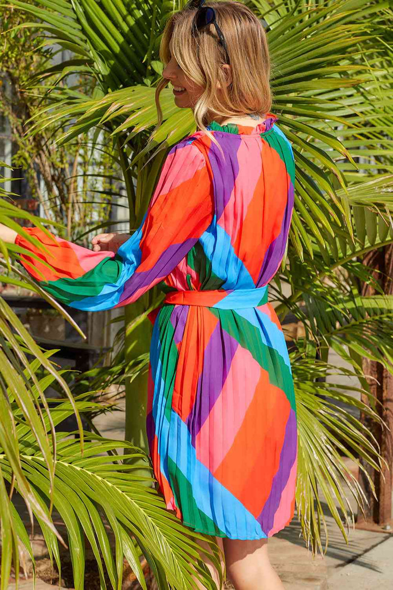 Robe multicolore à manches ballon plissée et nouée à la taille