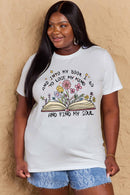 Camiseta de algodón con estampado de flores y libros de tamaño completo de Simply Love
