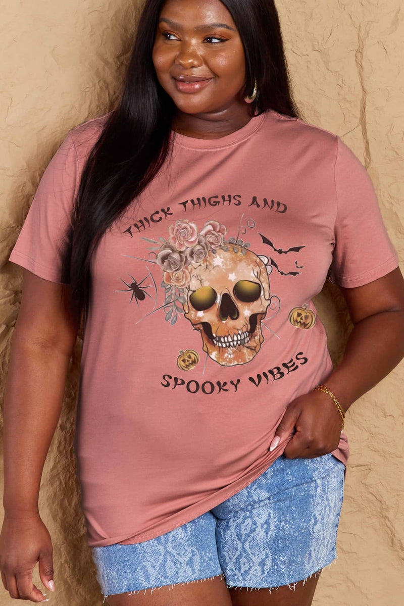 Camiseta de algodón con gráfico de muslos gruesos y vibraciones espeluznantes de tamaño completo de Simply Love