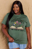 Camiseta de algodón con estampado de flores y libros de tamaño completo de Simply Love