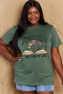 Camiseta de algodón con estampado de flores y libros de tamaño completo de Simply Love