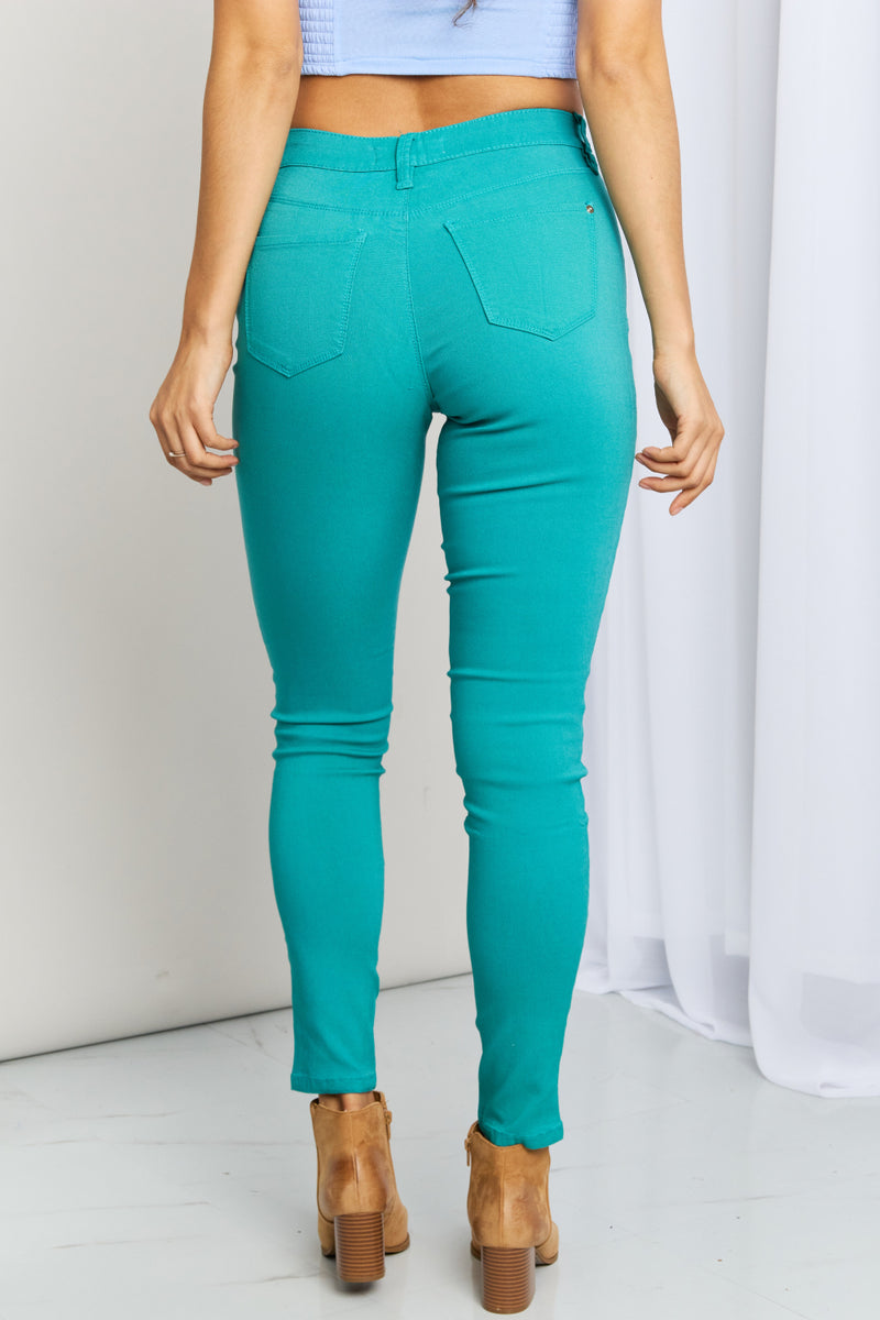 YMI Jeanswear Kate Hyper-Stretch Jeans ajustados de talle medio y tamaño completo en verde mar