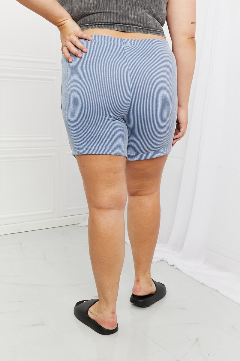 Blumin Apparel Too Good Pantalones cortos de canalé de tamaño completo en azul brumoso