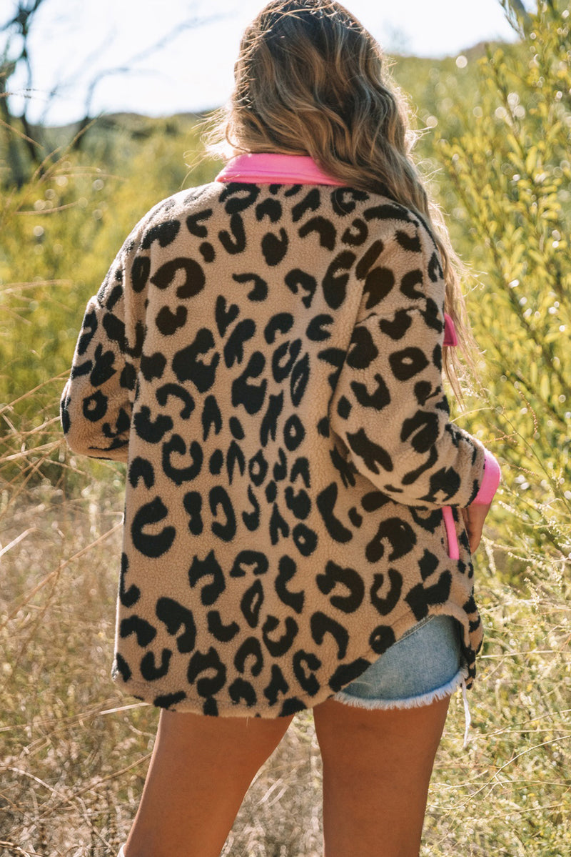 Chaqueta de peluche con bolsillos en contraste de leopardo