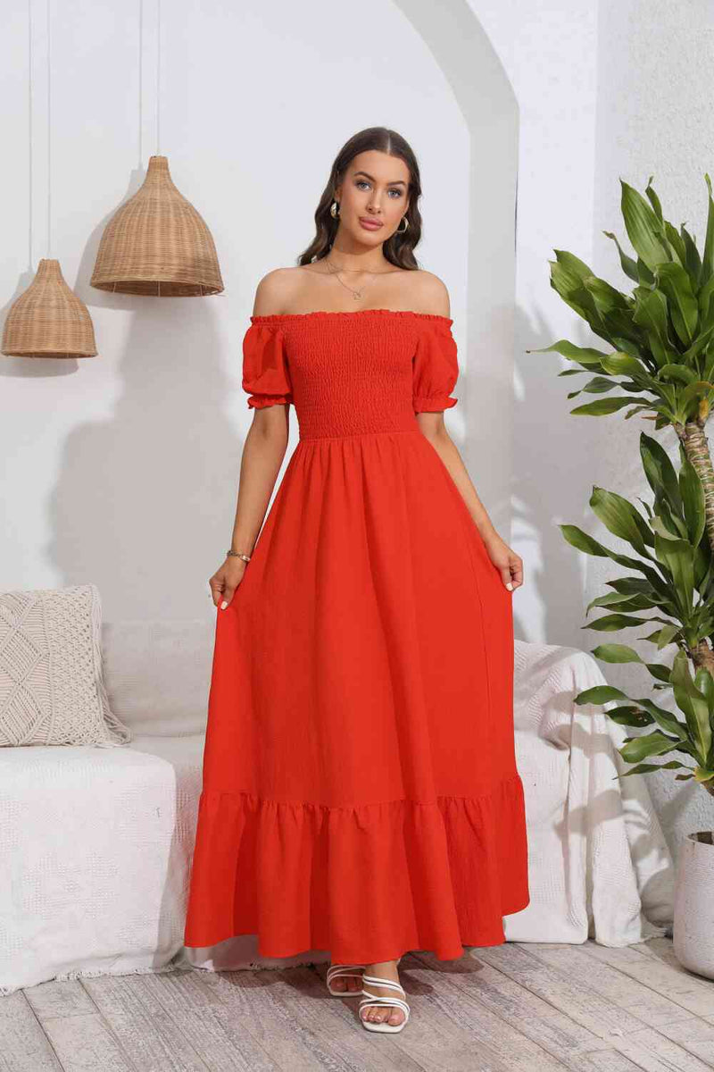 Robe longue smockée à épaules dénudées