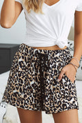 Pantalones cortos de leopardo de tamaño completo con cordón en la cintura y bolsillos laterales
