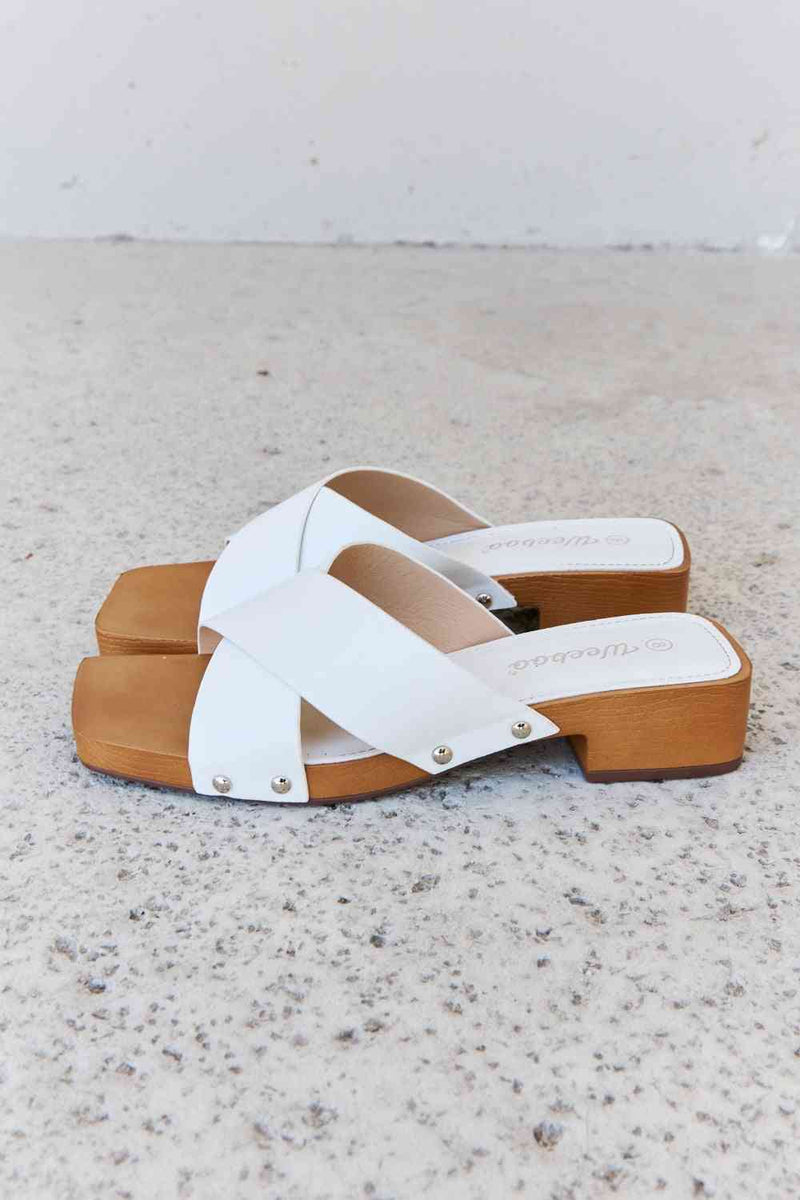 Zuecos blancos con diseño cruzado de madera Step Into Summer de Weeboo