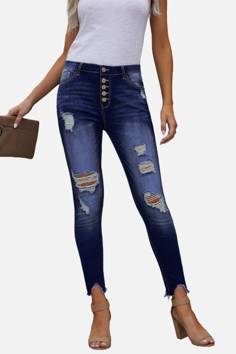 Jeans ajustados al tobillo deshilachados con botones en la parte delantera