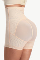 Short galbant pleine taille à crochet et œil
