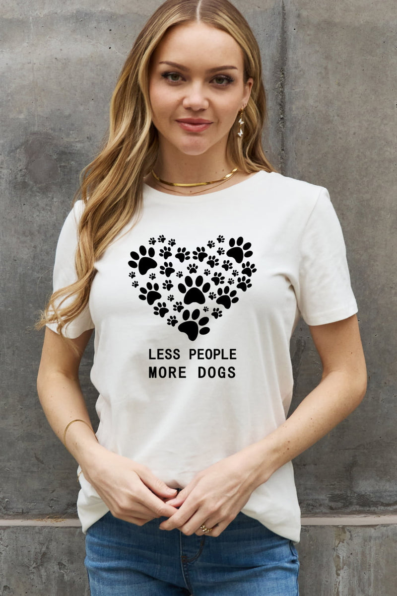 Camiseta de algodón con estampado de corazón de tamaño completo MENOS PERSONAS MÁS PERROS de Simply Love