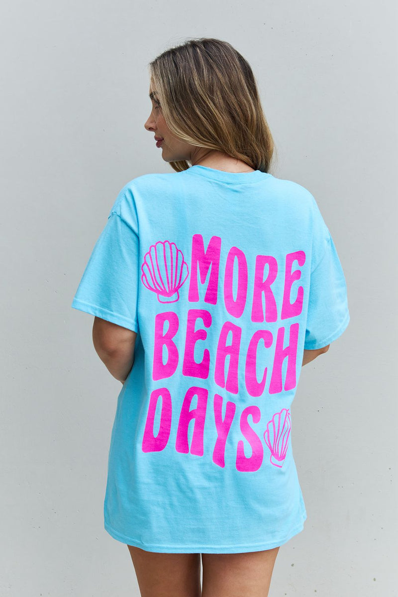 Camiseta gráfica extragrande "More Beach Days" de Sweet Claire