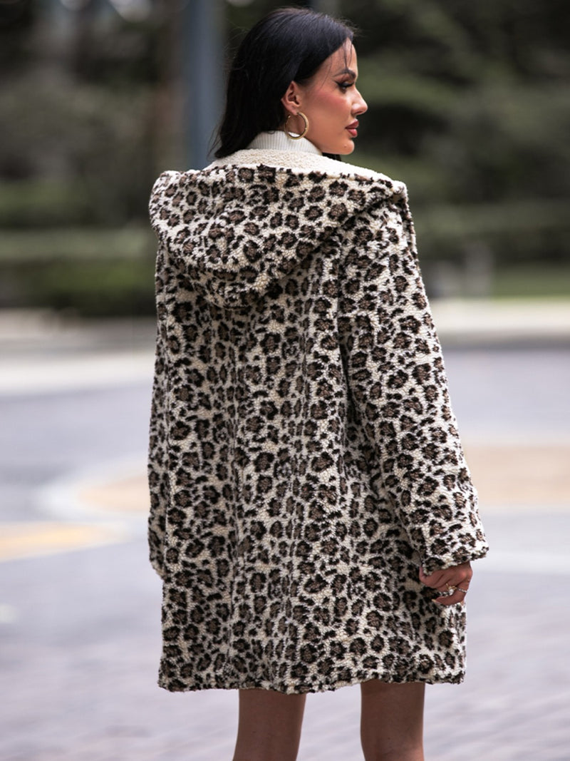 Abrigo con capucha de leopardo y bolsillos